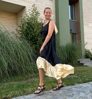 Laura Cosoi feet photo 3