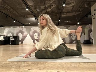 Laura Cosoi feet photo 12