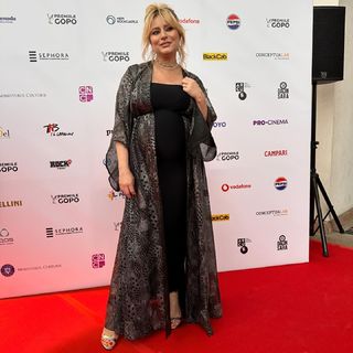 Laura Cosoi feet photo 1