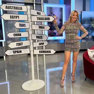 Laura Cosoi feet photo 17