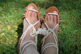 Laura Cosoi feet photo 11