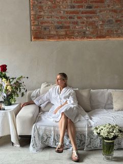 Laura Cosoi feet photo 3