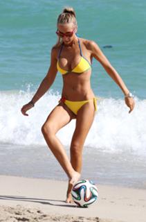Laura Cremaschi feet photo 19
