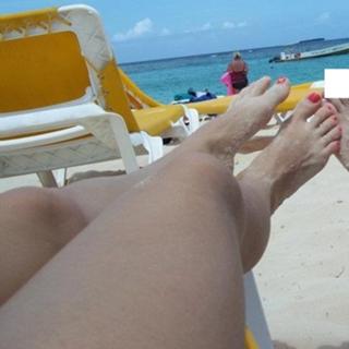 Laura Dennis feet photo 3