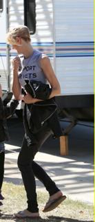 Laura Dern feet photo thumbnail