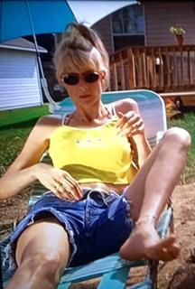 Laura Dern feet photo thumbnail
