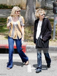 Laura Dern feet photo thumbnail