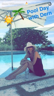 Laura Dern feet photo thumbnail