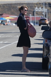 Laura Dern feet photo thumbnail