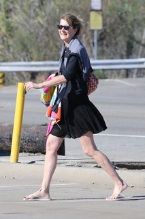 Laura Dern feet photo thumbnail