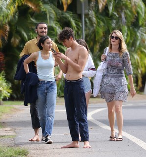 Laura Dern feet photo thumbnail