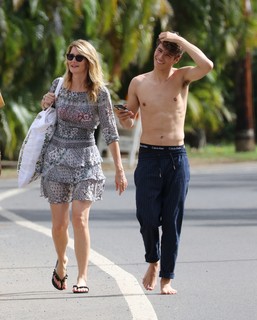 Laura Dern feet photo thumbnail