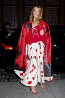 Laura Dern feet photo thumbnail