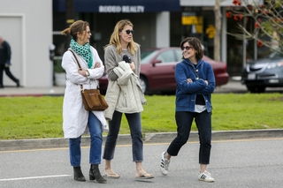 Laura Dern feet photo thumbnail