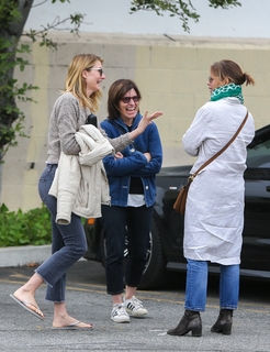 Laura Dern feet photo thumbnail