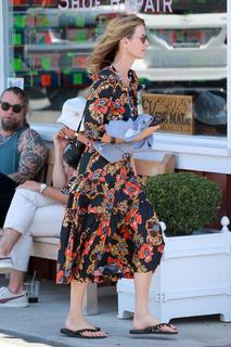 Laura Dern feet photo thumbnail