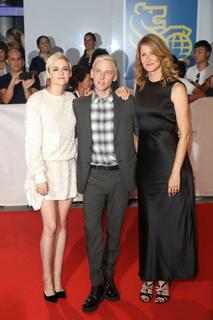 Laura Dern feet photo thumbnail