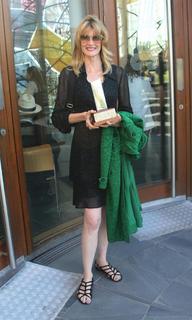 Laura Dern feet photo thumbnail