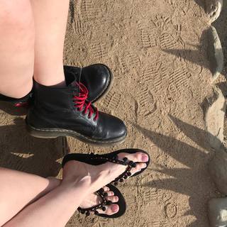 Laura Dern feet photo thumbnail