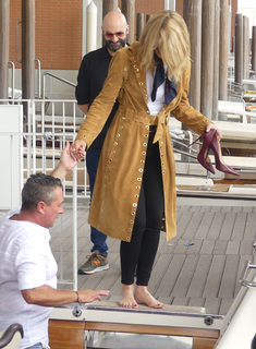 Laura Dern feet photo thumbnail