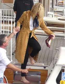 Laura Dern feet photo thumbnail