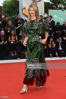 Laura Dern feet photo thumbnail