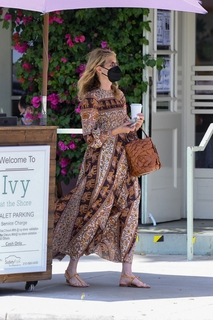 Laura Dern feet photo thumbnail