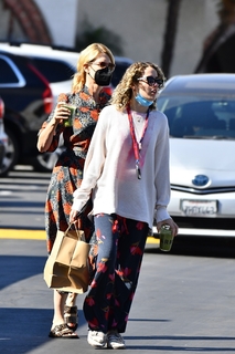 Laura Dern feet photo thumbnail