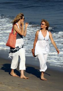 Laura Dern feet photo thumbnail