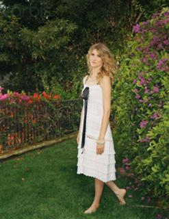 Laura Dern feet photo thumbnail