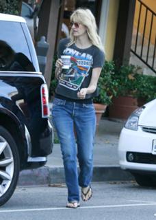 Laura Dern feet photo thumbnail