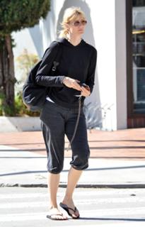 Laura Dern feet photo thumbnail