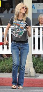 Laura Dern feet photo thumbnail