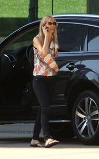 Laura Dern feet photo thumbnail