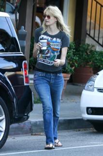 Laura Dern feet photo thumbnail