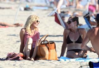 Laura Dern feet photo thumbnail