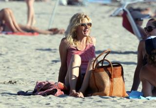 Laura Dern feet photo thumbnail