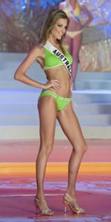 Laura Dundovic feet photo 4