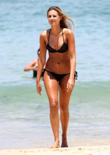 Laura Dundovic feet photo 10