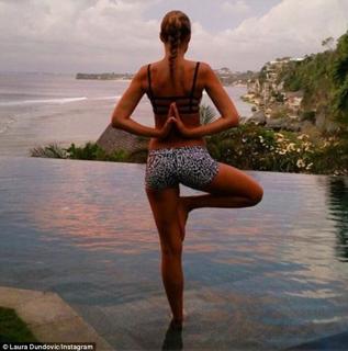 Laura Dundovic feet photo 17