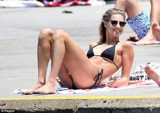 Laura Dundovic feet photo 6