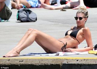 Laura Dundovic feet photo 3