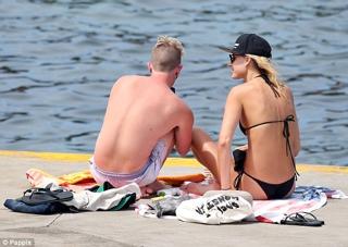 Laura Dundovic feet photo 2