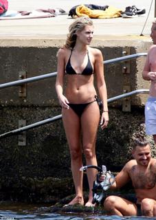 Laura Dundovic feet photo 20