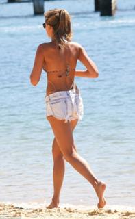 Laura Dundovic feet photo 10