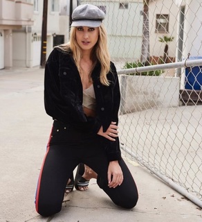 Laura Dundovic feet photo 18
