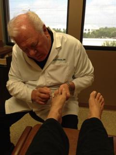 Laura Flores feet photo 11