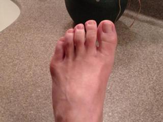 Laura Flores feet photo 2