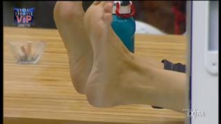 Laura Freddi feet photo 3
