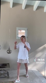 Laura Freigang feet photo 17
